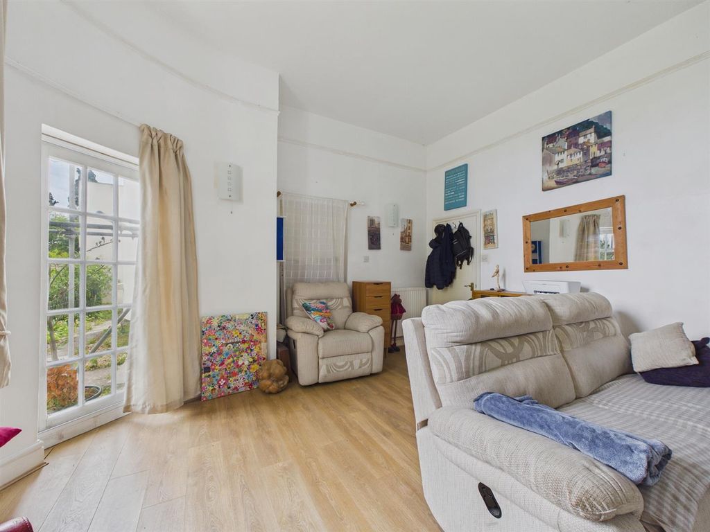 Property photo 3 of 12 Cam03972G0-Pr0397-Still003.Jpg