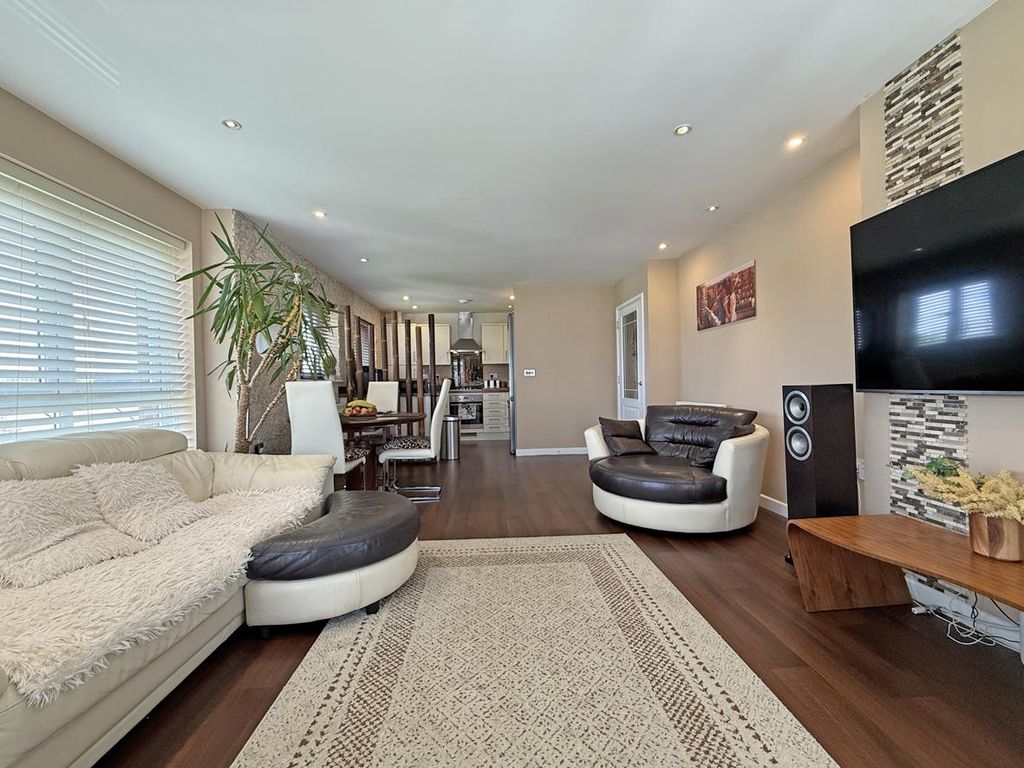 Property photo 3 of 18 Piper Street 11, Flat 9 - Living Room 2.Jpg