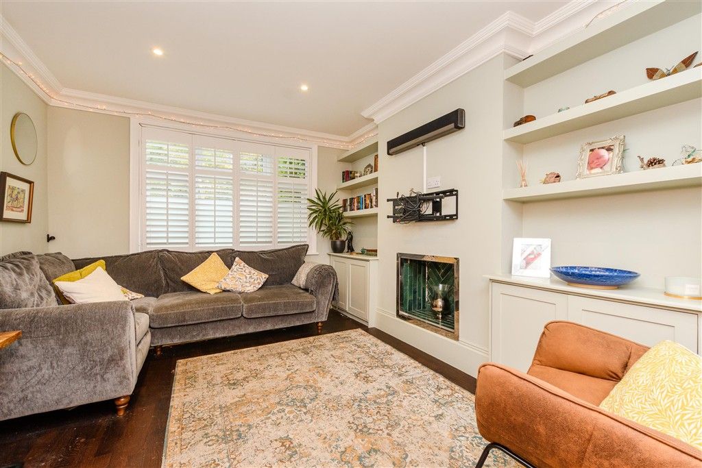 Property photo 1 of 19 Lounge