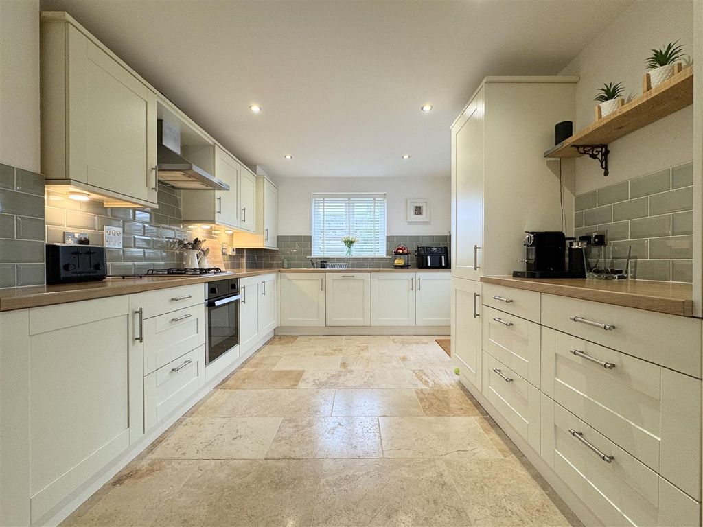 Property photo 3 of 39 Kitchen