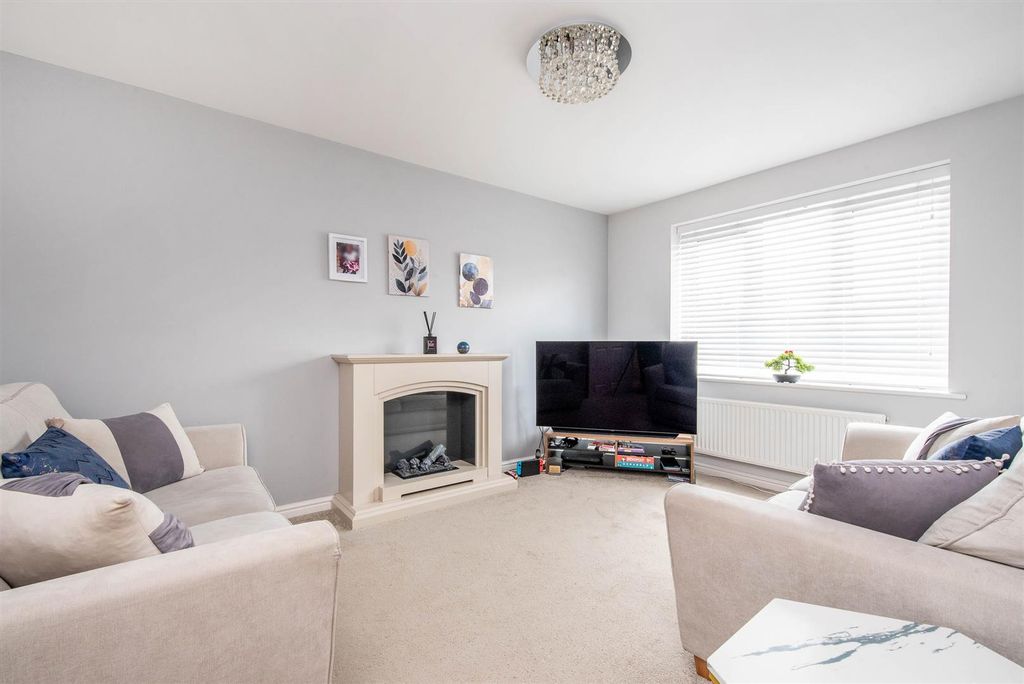 Property photo 3 of 22 Lounge