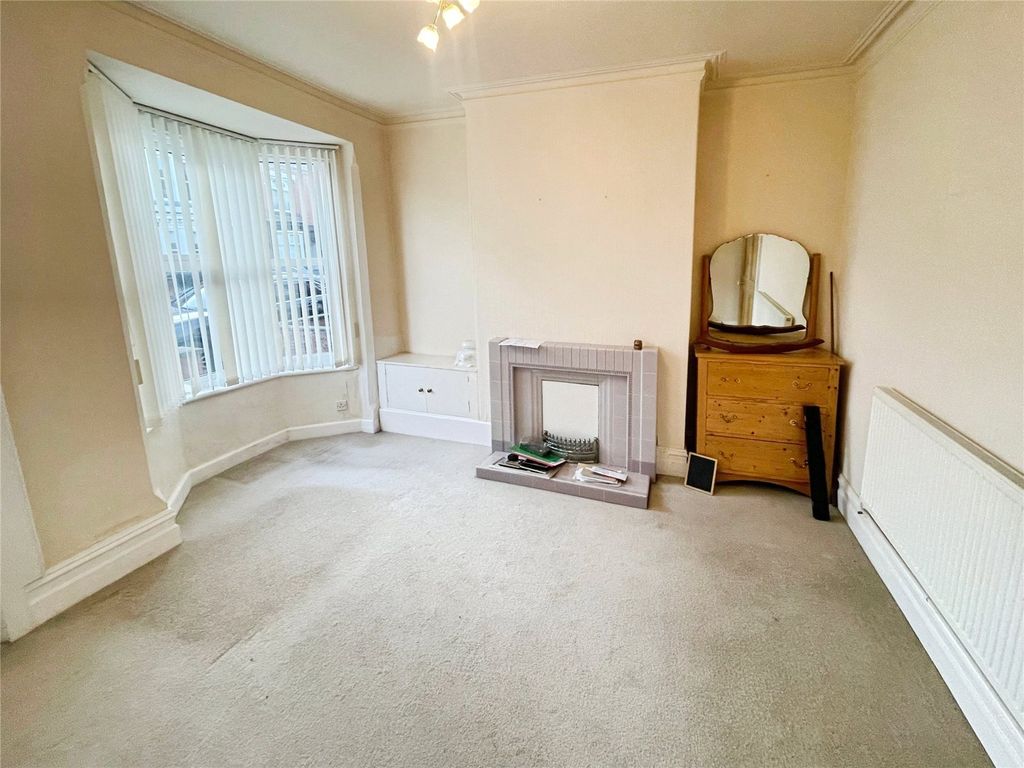 Property photo 3 of 19 Lounge