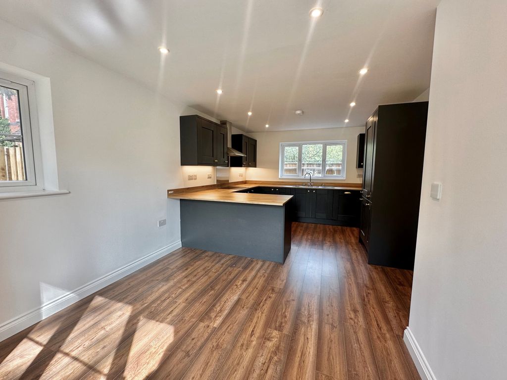Property photo 3 of 8 Kitchen