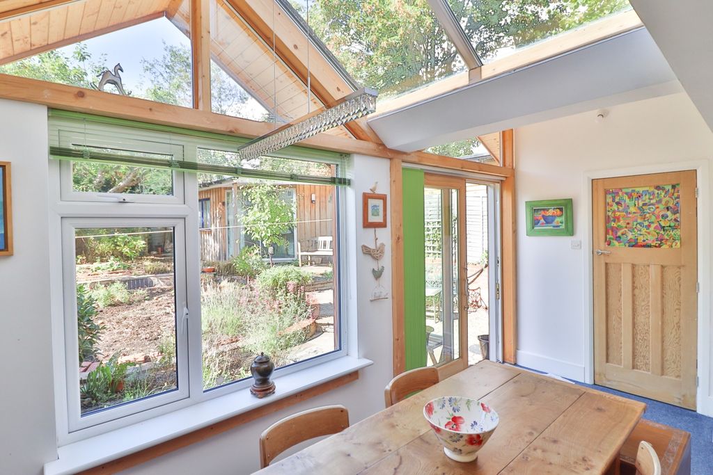 Property photo 3 of 16 Bright And Spacious Vaulted Ceiling