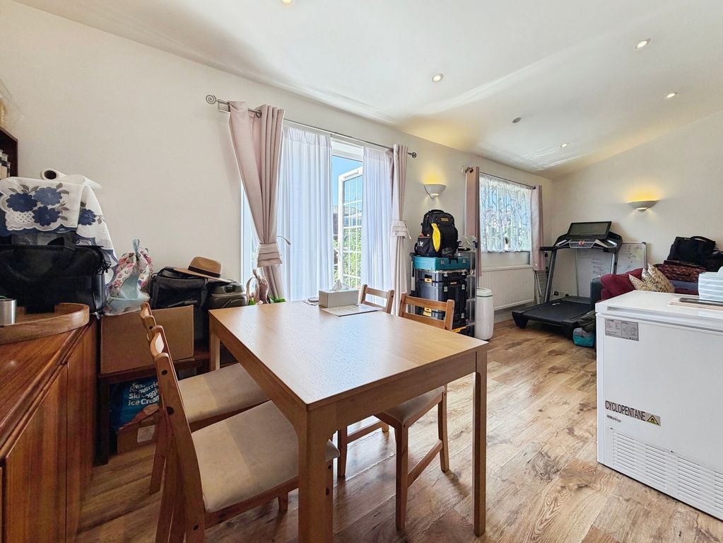 Property photo 3 of 9 Pbox-Img.Jpg