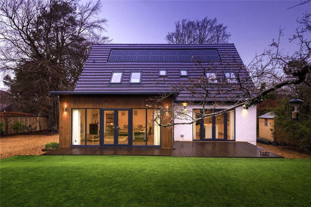 Property photo 1 of 31 Front Garden