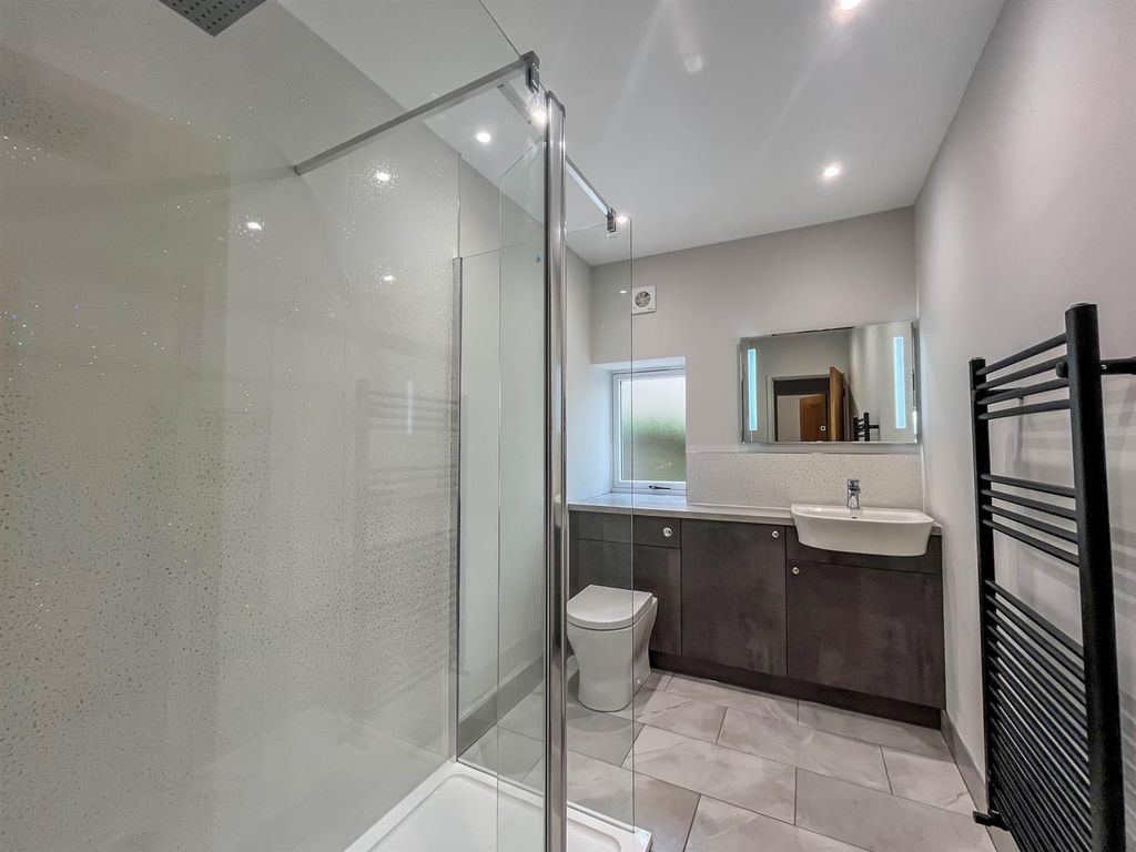 Property photo 3 of 16 Bathroom