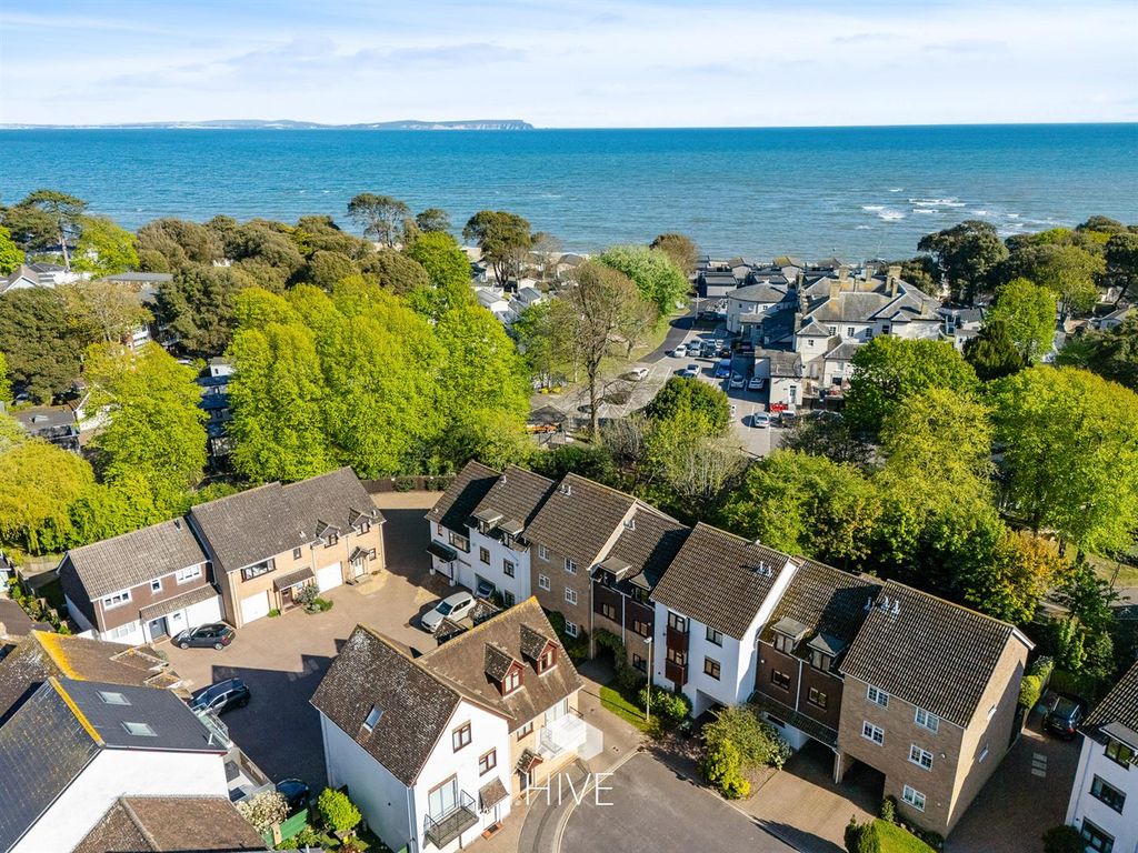 Property photo 1 of 31 Anchor Close Mudeford
