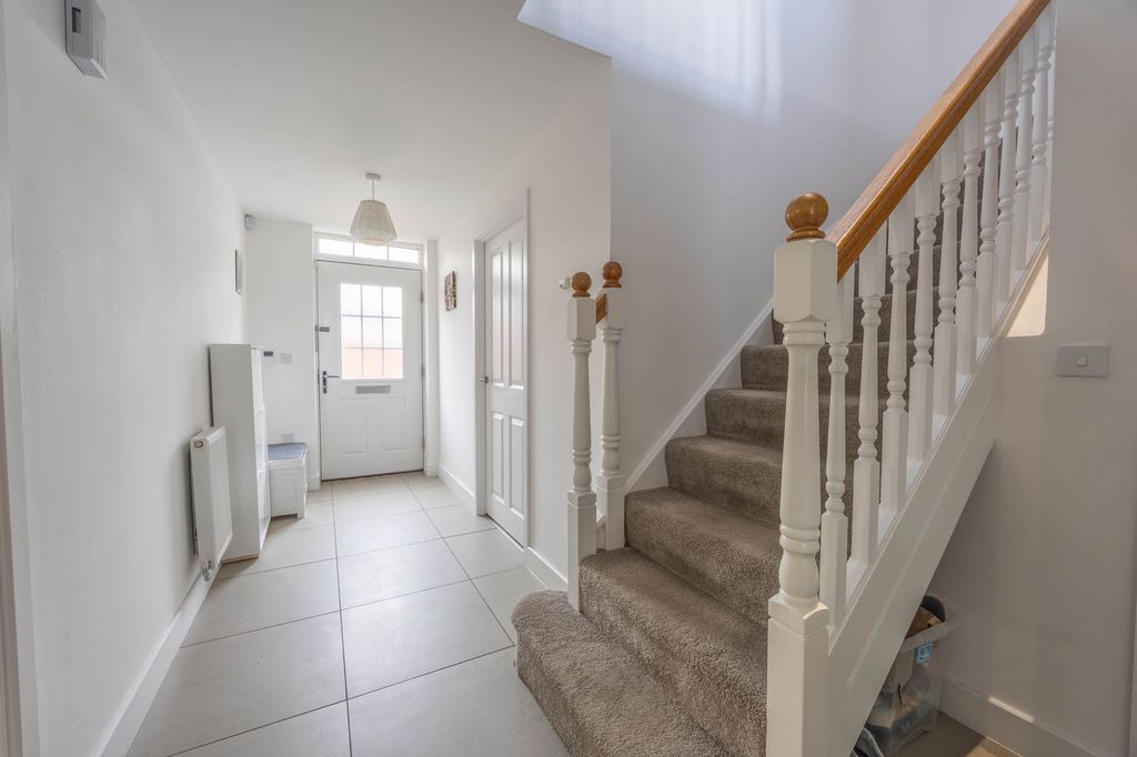 Property photo 2 of 39