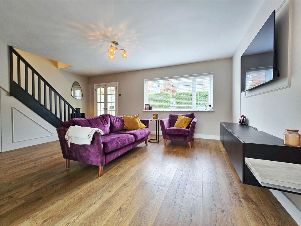 Property photo 3 of 20 Lounge