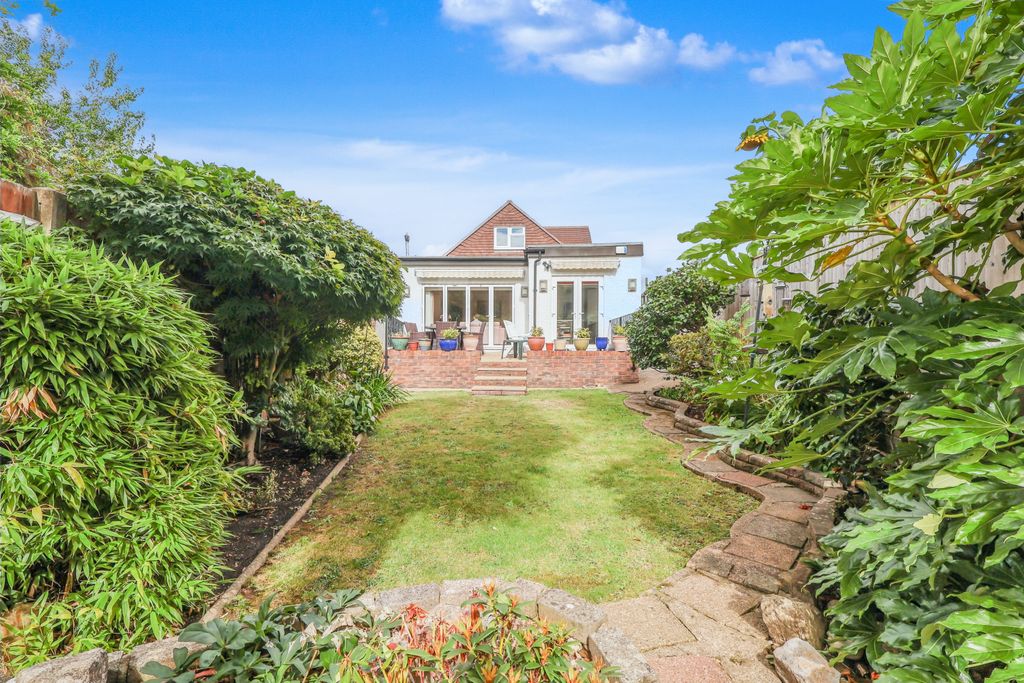 Grand Avenue, Surbiton KT5, 3 bed detached bungalow for sale, £899,950 ...