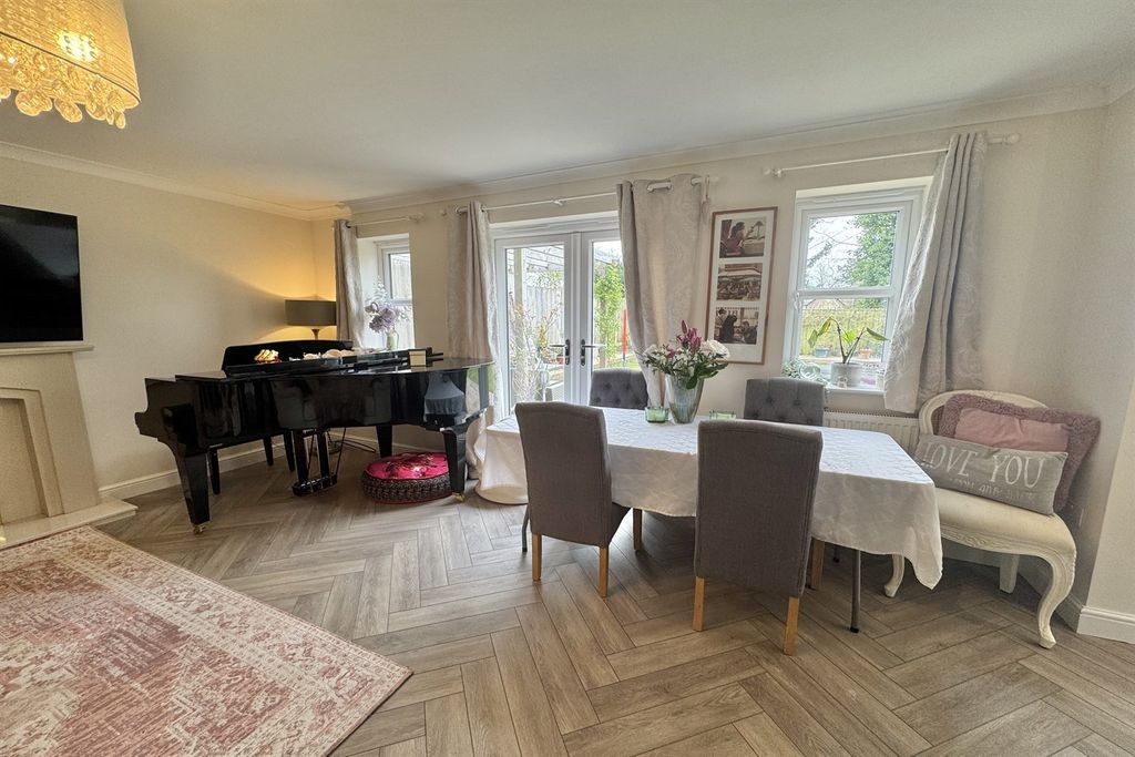 Property photo 3 of 17 Living Room