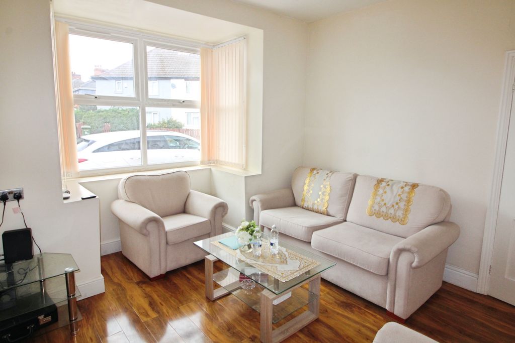 Property photo 2 of 17 Front Lounge
