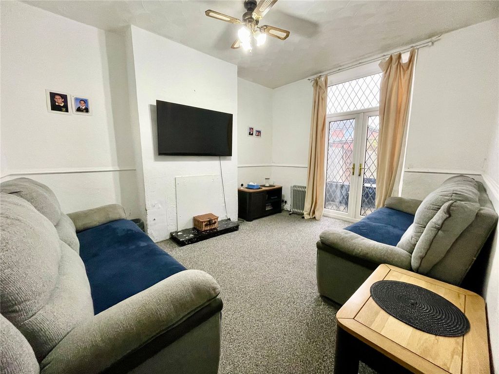 Property photo 3 of 15 Lounge