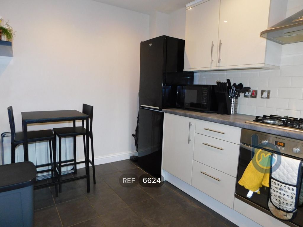 Property photo 3 of 19 Kitchen