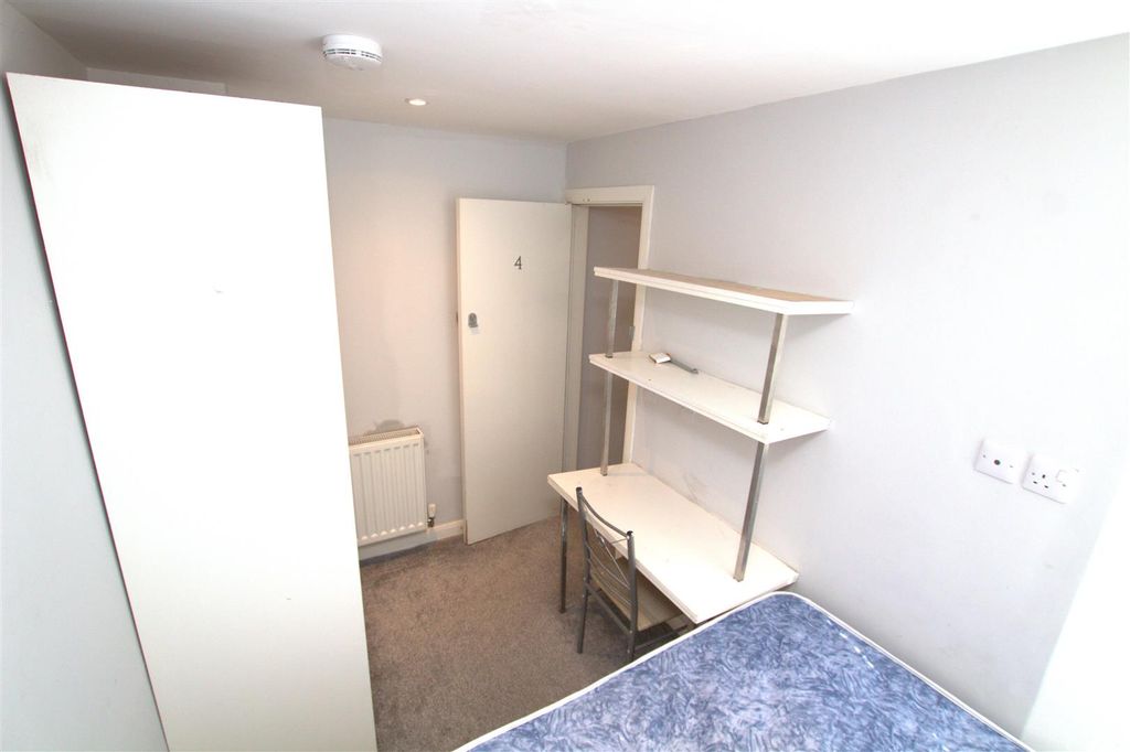 Property photo 2 of 13 Room 4.Jpg