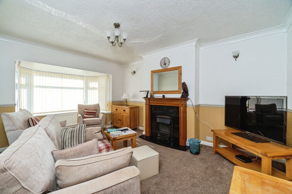 Property photo 2 of 13 Lounge