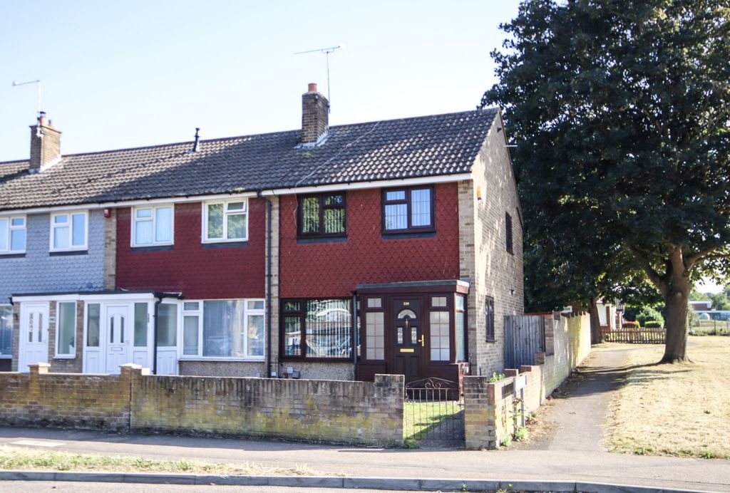 Property photo 1 of 11 Beautifully Presented Family Home With A Kitchen Extension To Rear, Garage And Off Road Parking. Offered With Vacant Possession And No Forward Chain, This Must View Home Is Close To Excellent Schools And All Local Amenities.