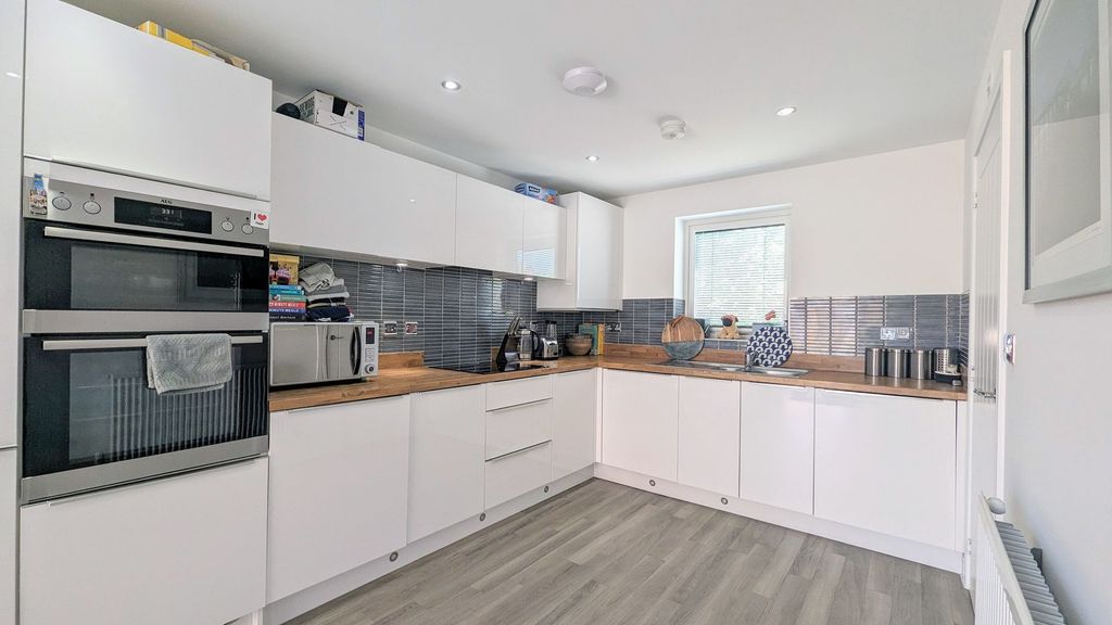Property photo 3 of 19 Kitchen Area