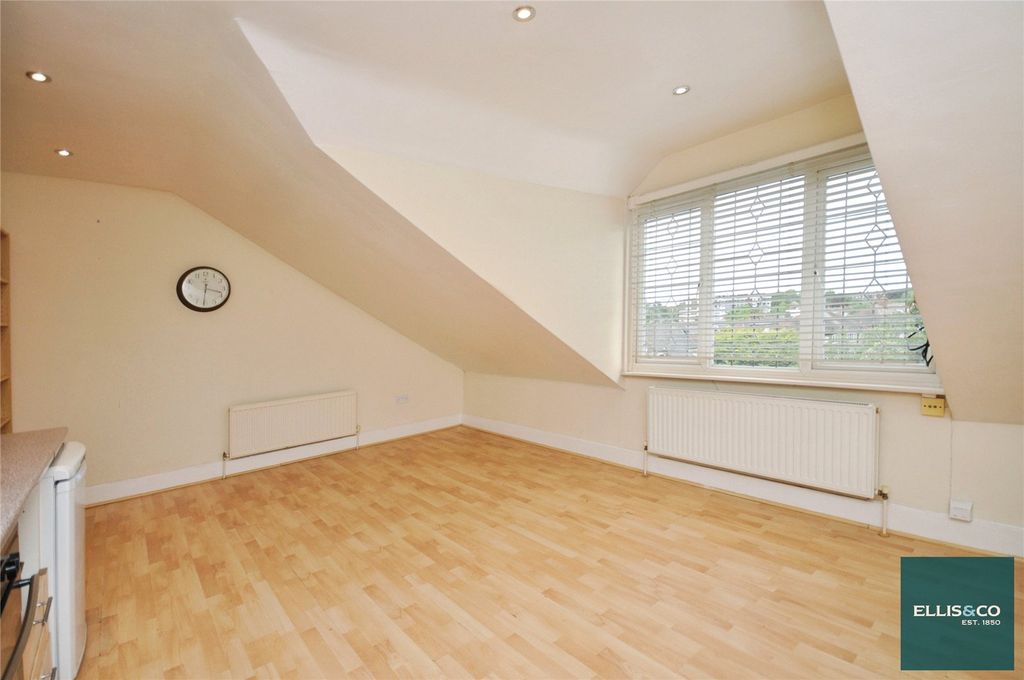 Property photo 2 of 7 Picture No. 15