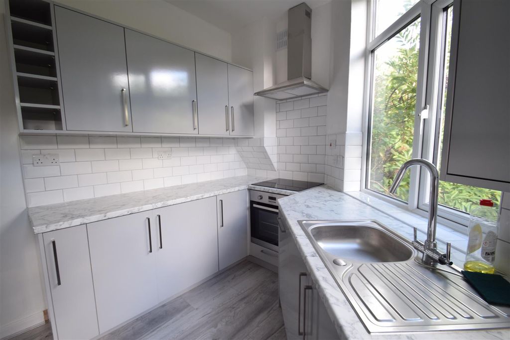 Property photo 2 of 6 Kitchen