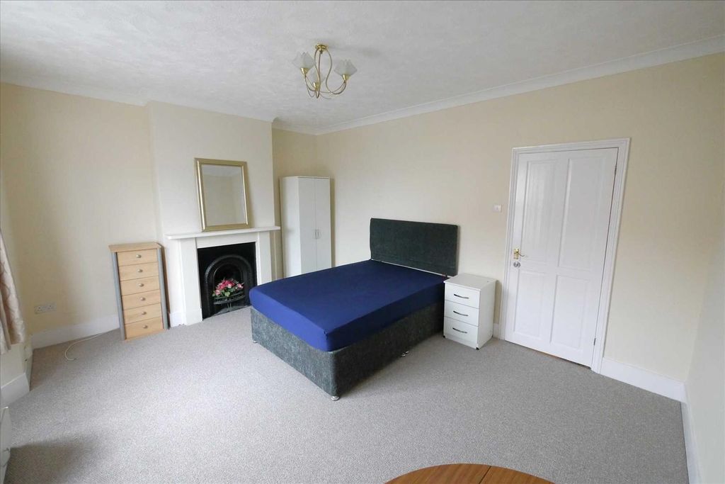 Property photo 2 of 6 Bedroom