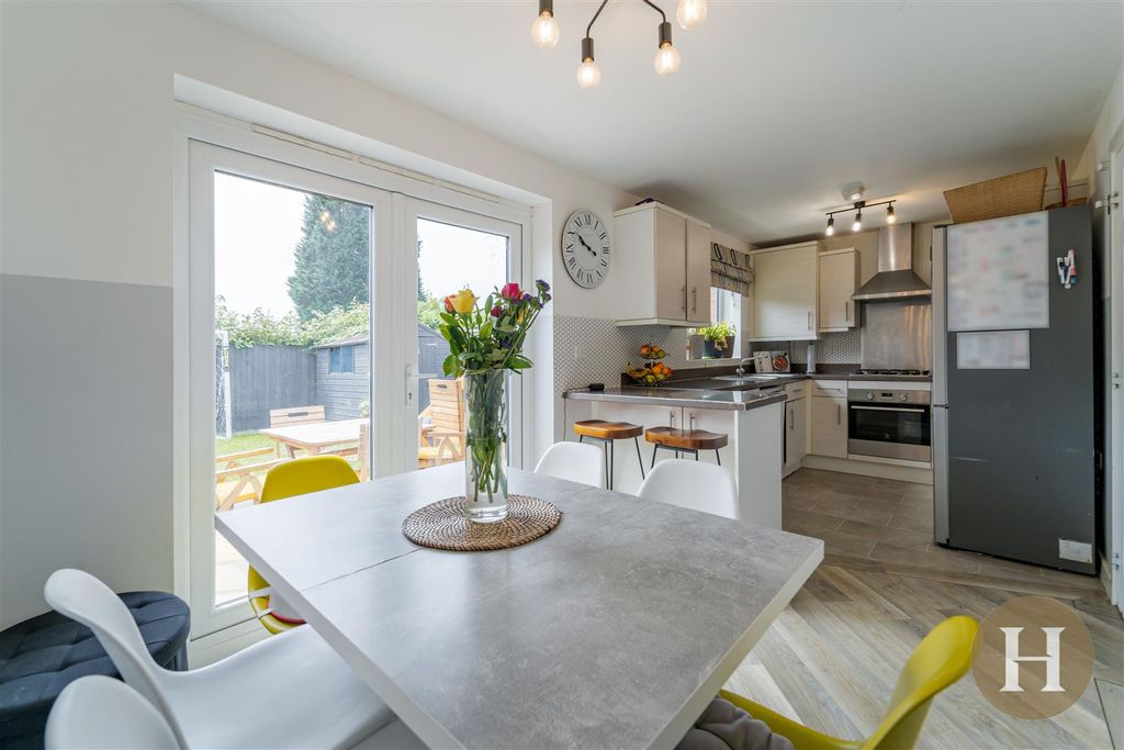 Property photo 3 of 29 Hadleigh Estate Agents-11.Jpg