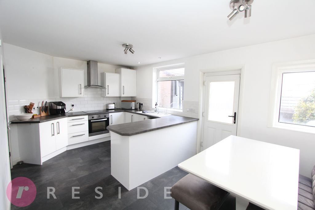 Property photo 3 of 11 Dining Kitchen