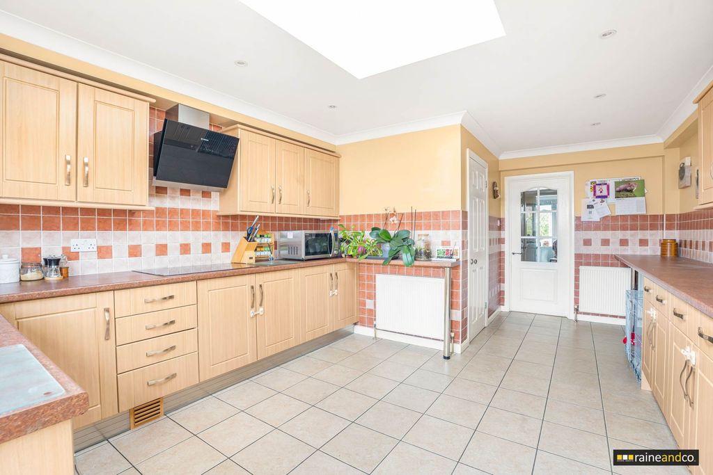 Property photo 2 of 25