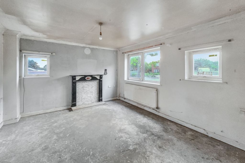 Property photo 3 of 17 2 Irvine Close, Bispham, Blackpool, Lancashire, Fy2 0Xz