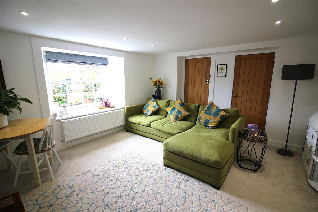 Property photo 1 of 16 Lounge
