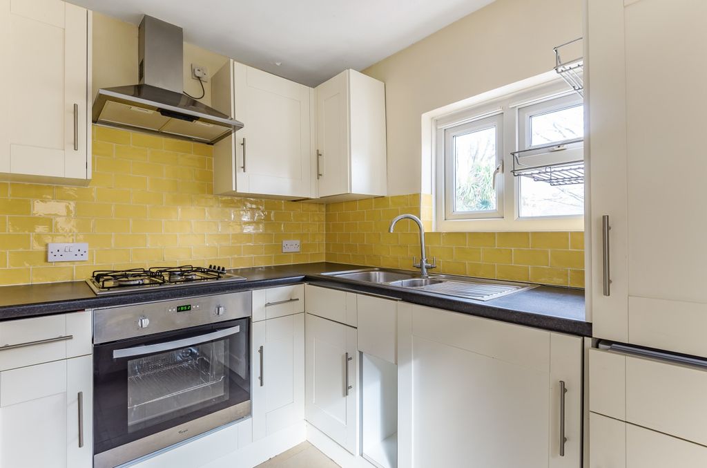 Property photo 3 of 11 Kitchen