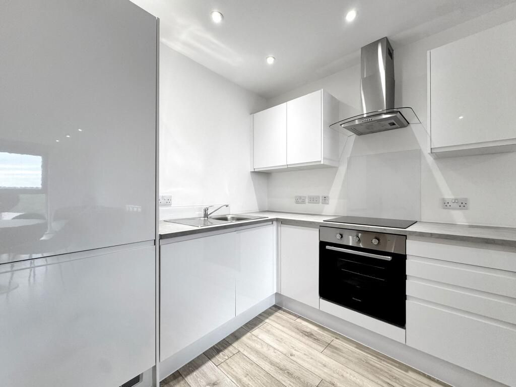 Property photo 1 of 5 2 Bed Flat To Rent Winchcombe Road, Carshalton Sm5