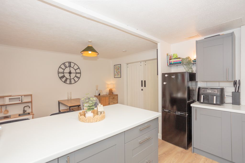 Property photo 2 of 31 Kitchen/Diner