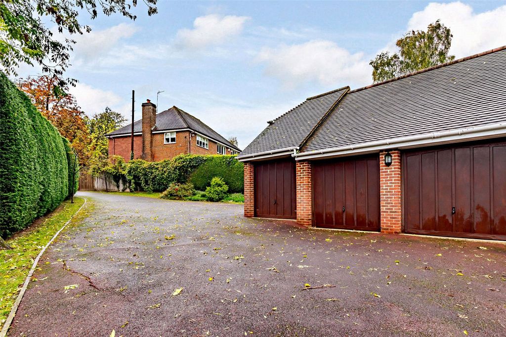 Property photo 3 of 13 Garages