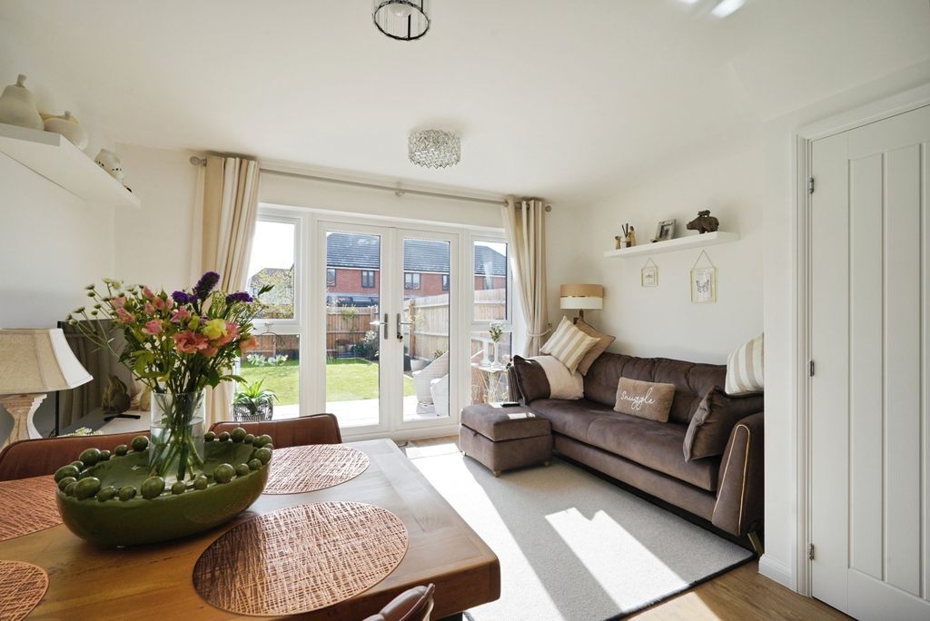 Property photo 3 of 17 Lounge