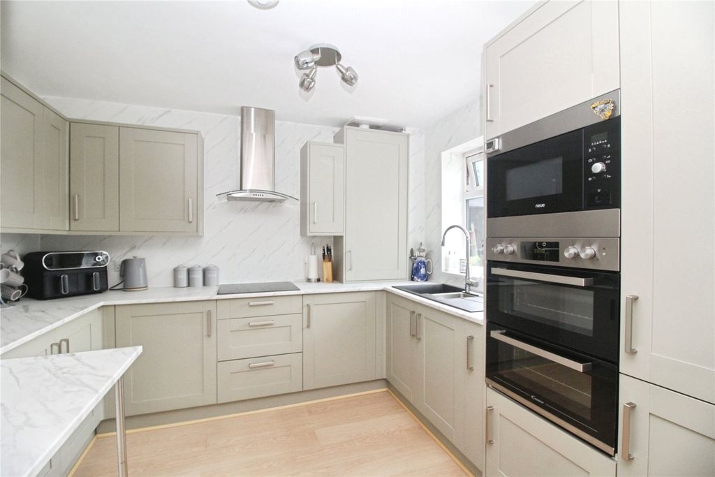 Property photo 2 of 14 Fitted Kitchen
