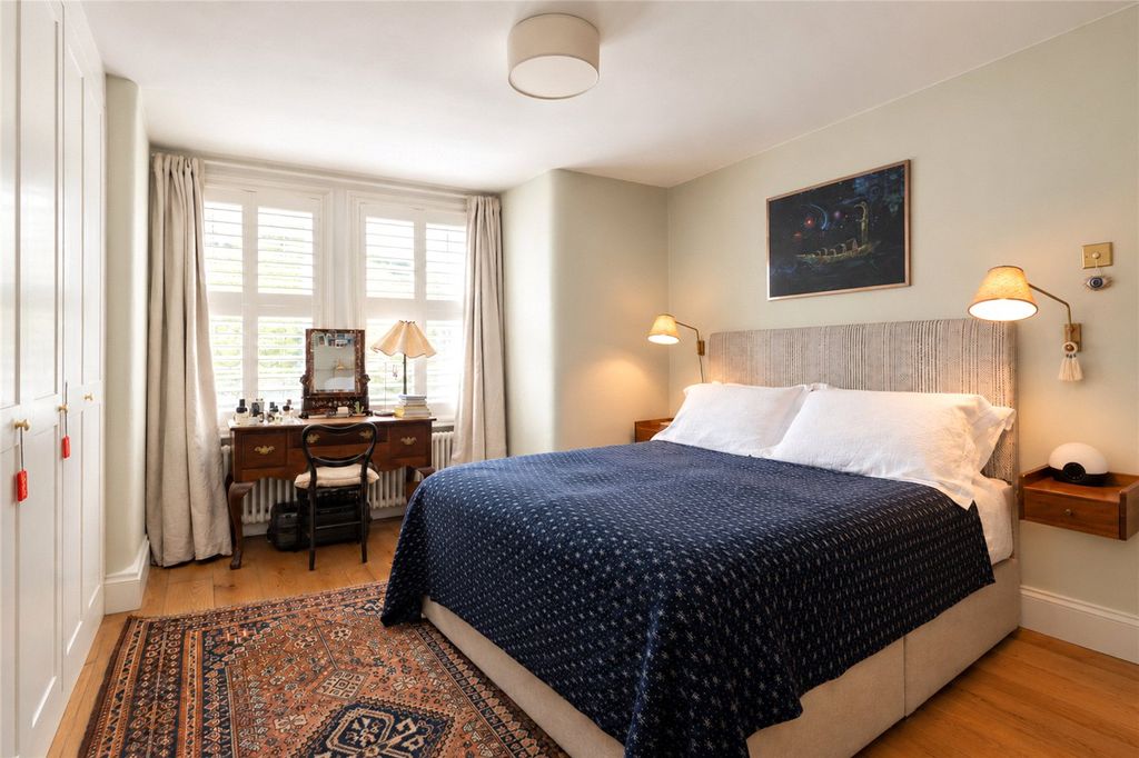 Property photo 2 of 18 Bedroom