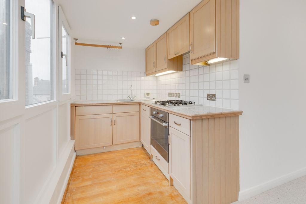 Property photo 3 of 11 10-Hallam-House-10