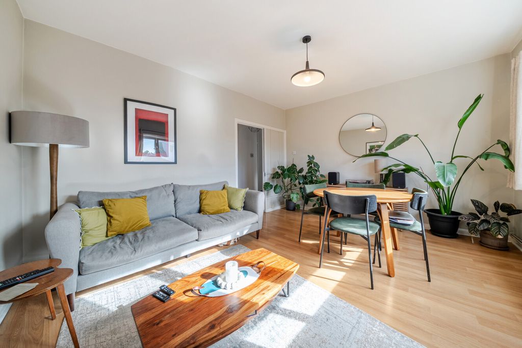 Property photo 1 of 18 1523537-13-6Abd2B...