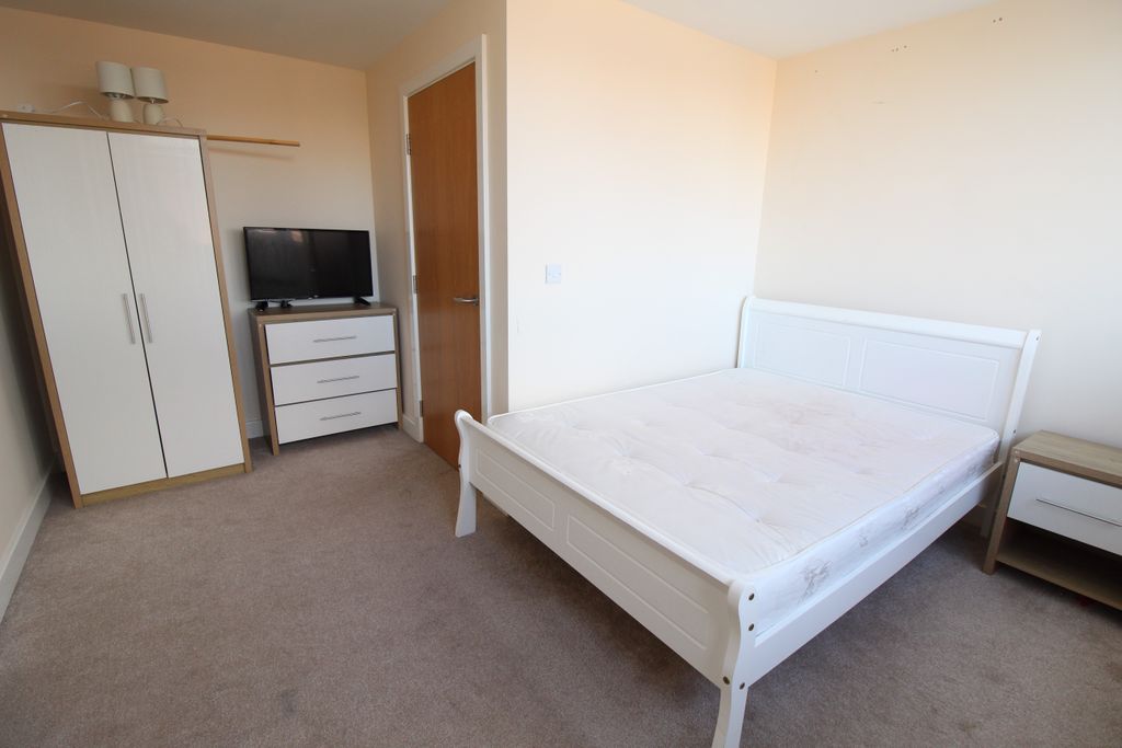 Property photo 3 of 14 Main Bedroom 2
