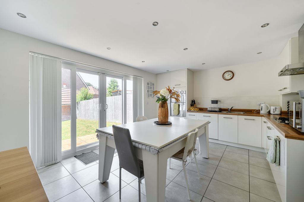 Property photo 2 of 11 1484224126A3E784Cceb60