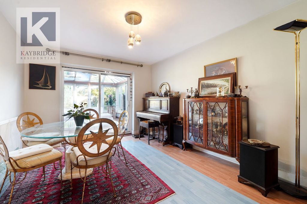 Property photo 3 of 17 Tattenham Way Kt20