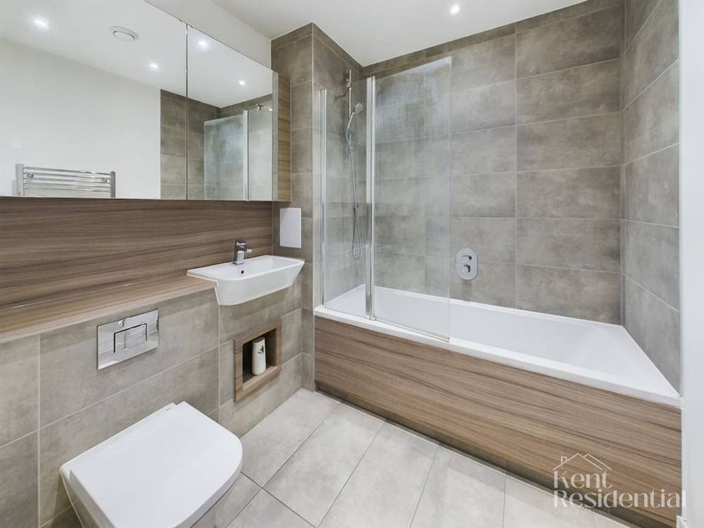 Property photo 2 of 12 Bathroom