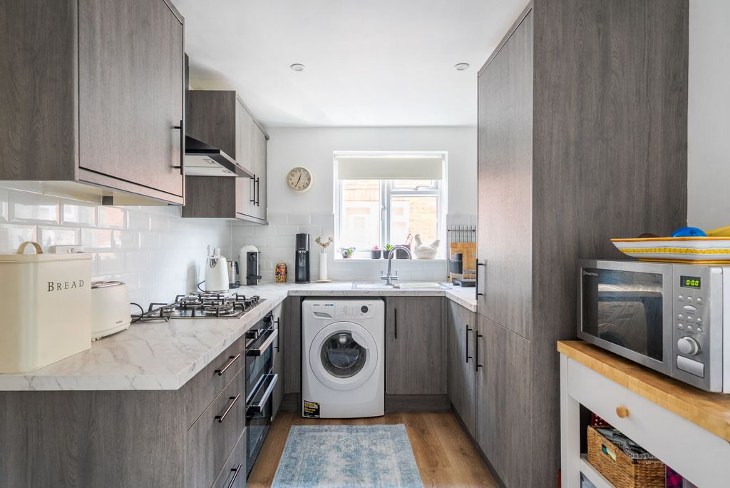 Property photo 3 of 11 1294102-8-683436B...