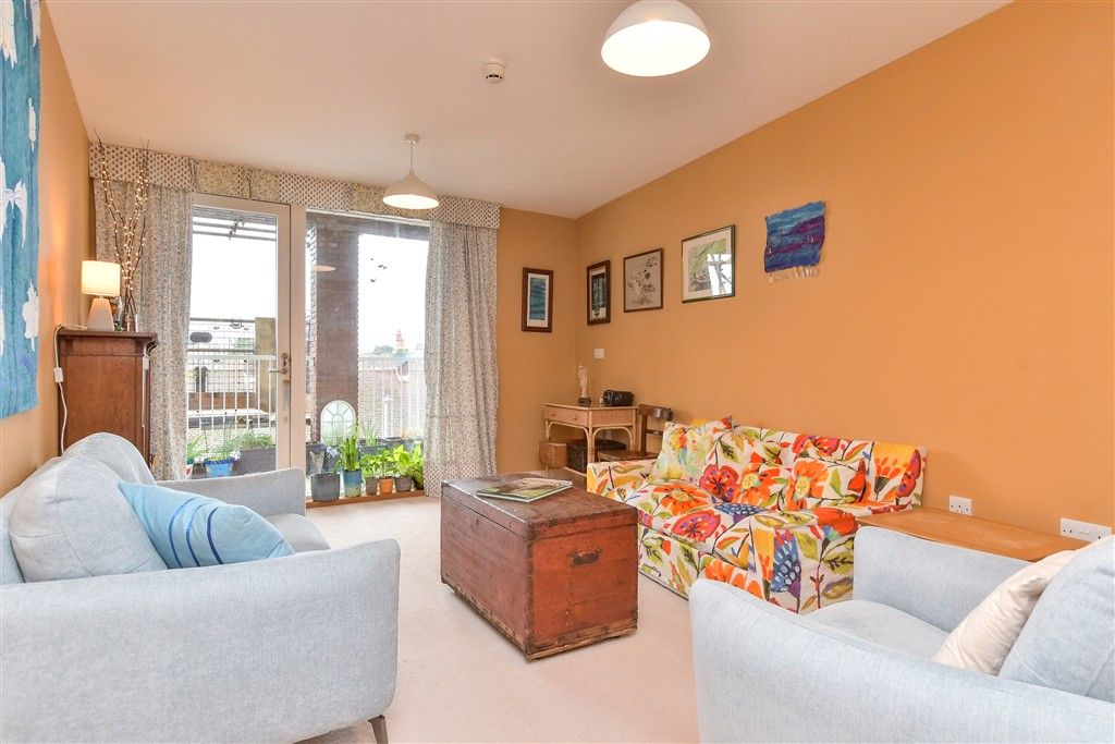 Property photo 3 of 14 Lounge