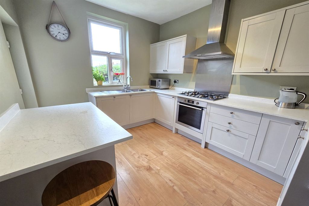 4 bed link detached house for saleNavigation Road, Altrincham WA14 photo 4