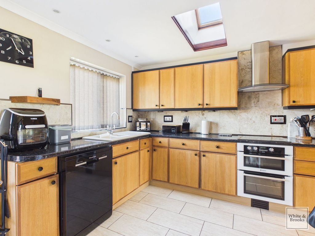 Property photo 3 of 32 Kitchen