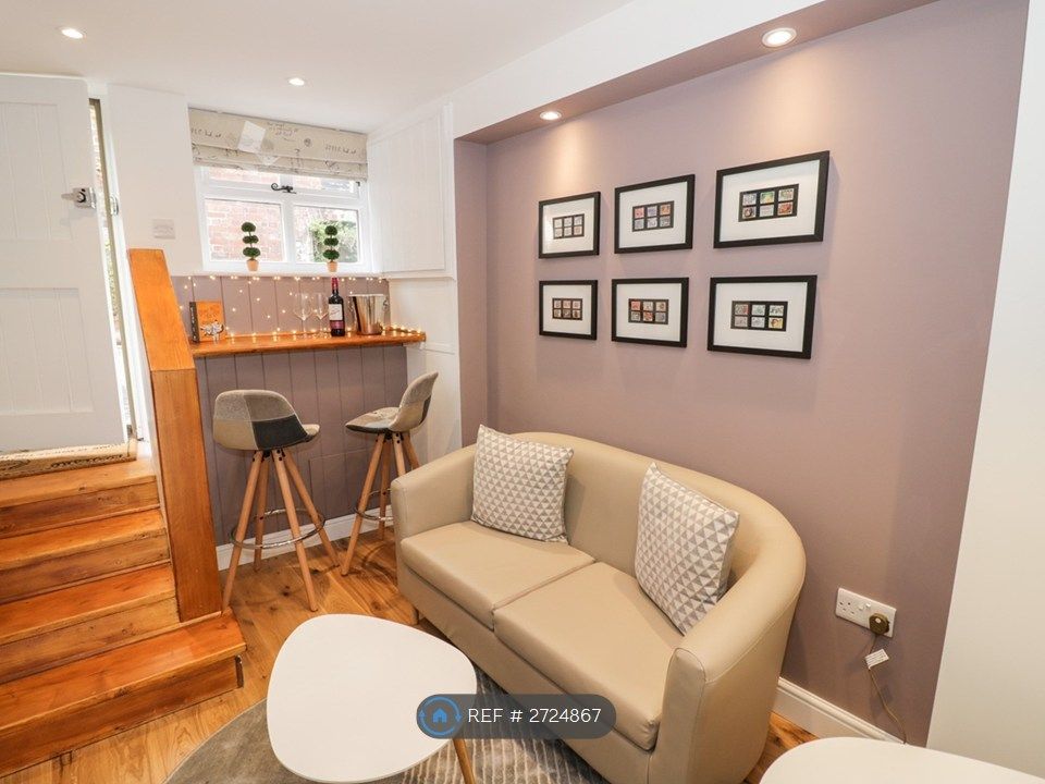 Property photo 2 of 9 Lounge Area And Bar