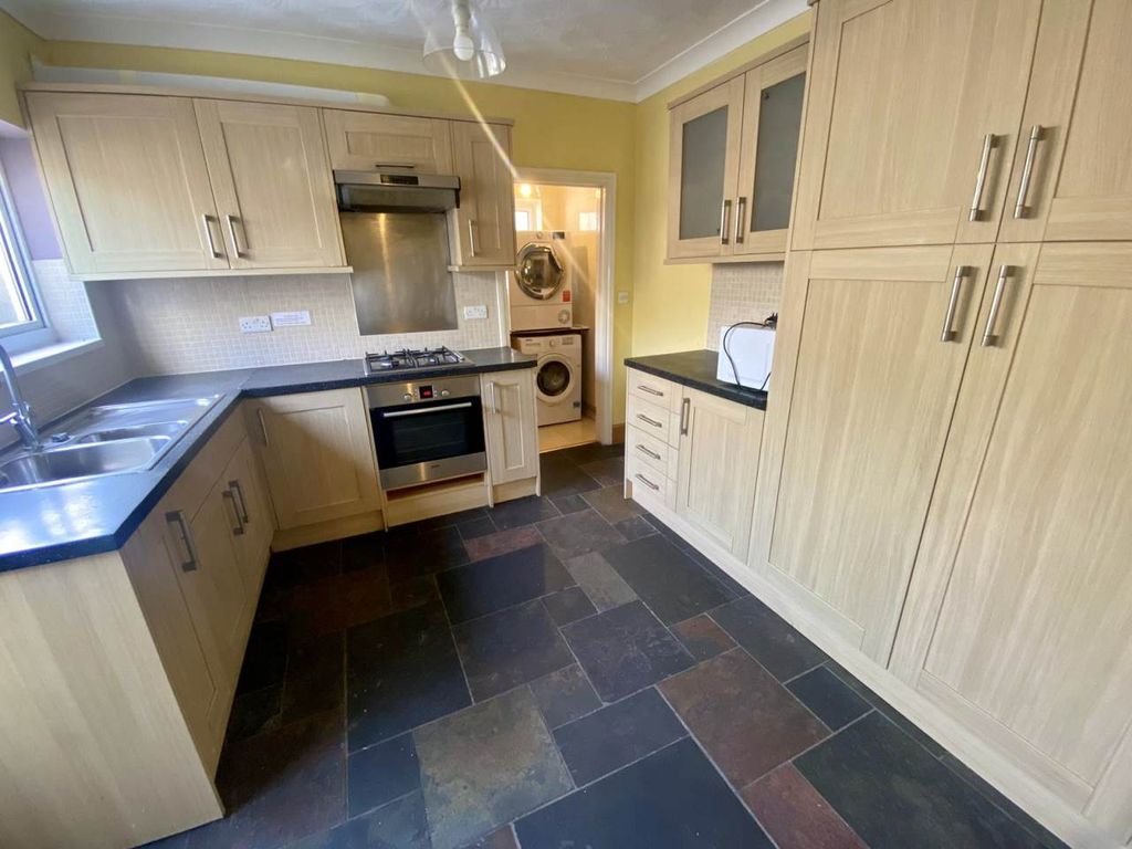 Property photo 1 of 17 Kitchen 1